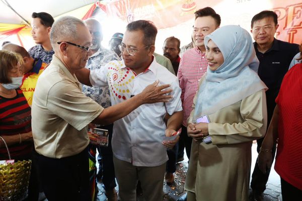 阿米鲁丁派新春购物券 双溪杜亚区逾400华裔受惠