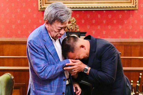 சிறையில் முனைவர் பட்டம் பெற்ற முதல் கைதிக்குச் சுல்தான் மன்னிப்பு; நேரில் சந்தித்து நெகிழ்ச்சி