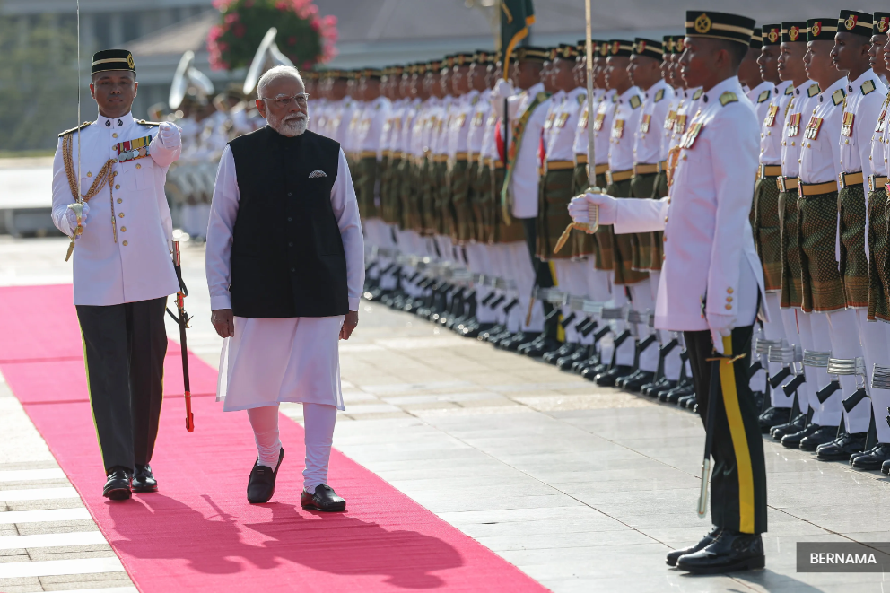 Indian PM Modi accorded official welcome at Perdana Putra