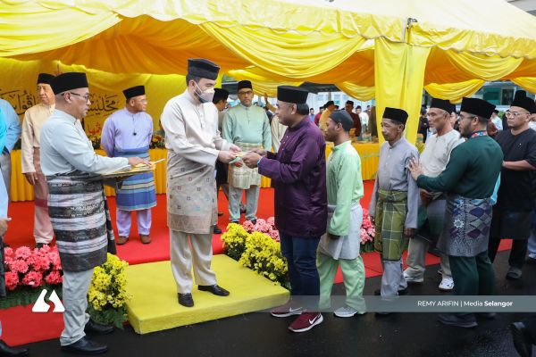 RMS breaks fast with Sg Tengi residents, distributes Raya aid