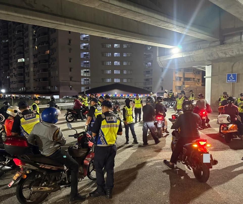 隆JPJ昨特别行动 开456罚单扣22摩托车