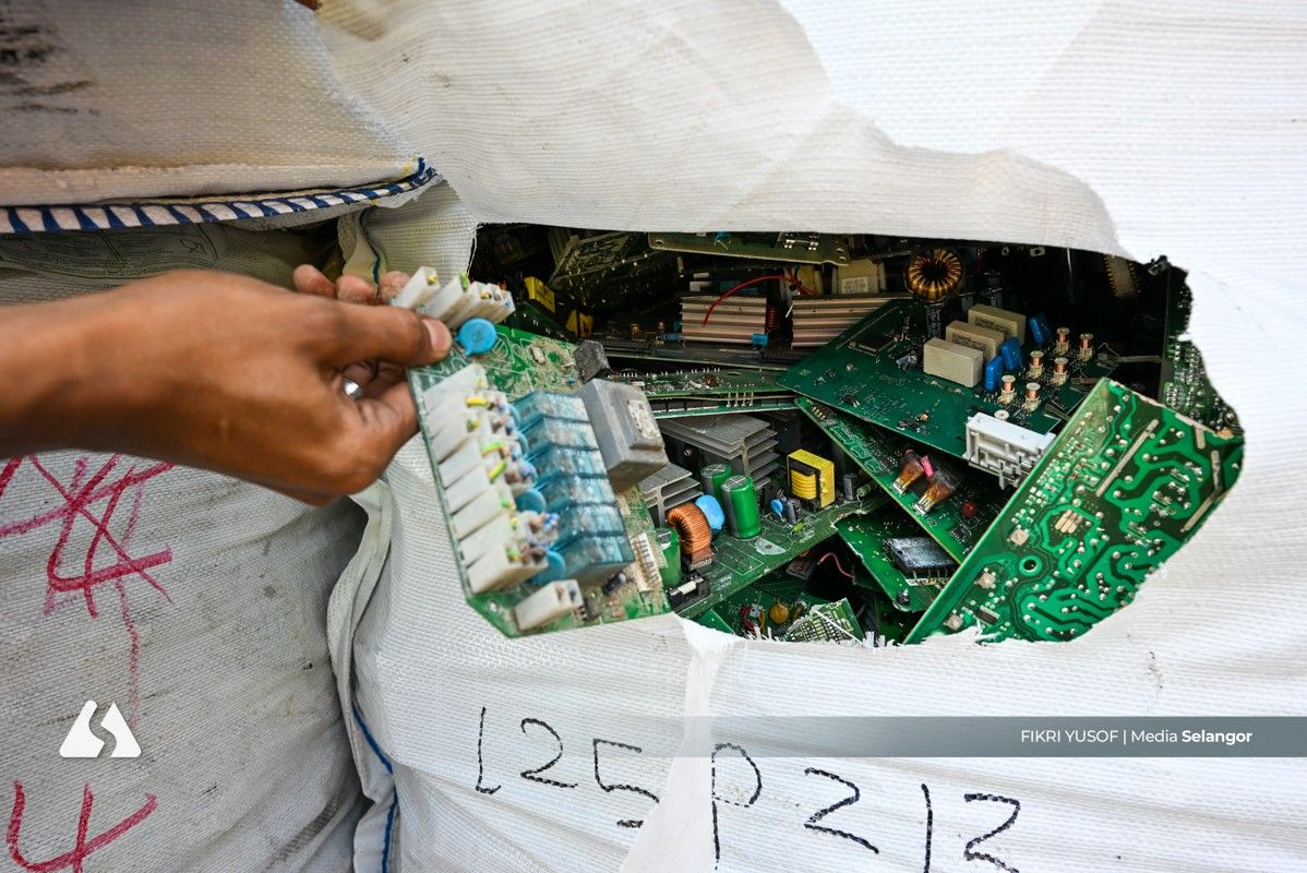 Kastam tumpas cubaan seludup masuk sisa elektronik bernilai RM2.15 juta