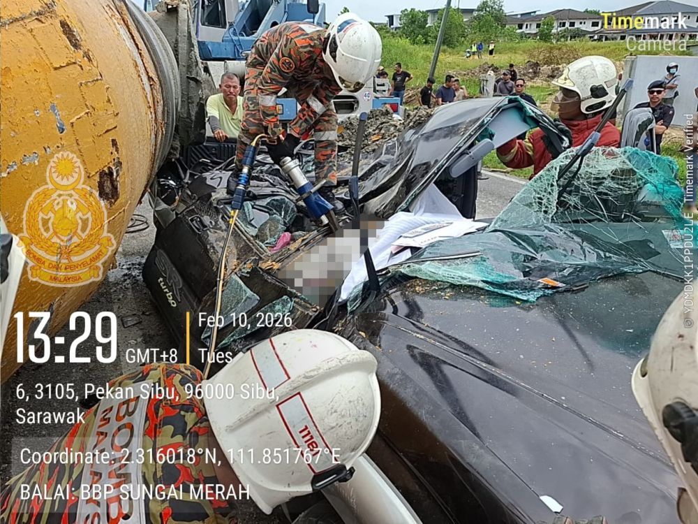 水泥搅拌车失控 Hilux司机丧命