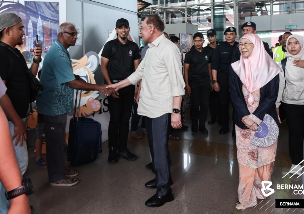 安华结束柔佛之旅    乘ETS3返回首都