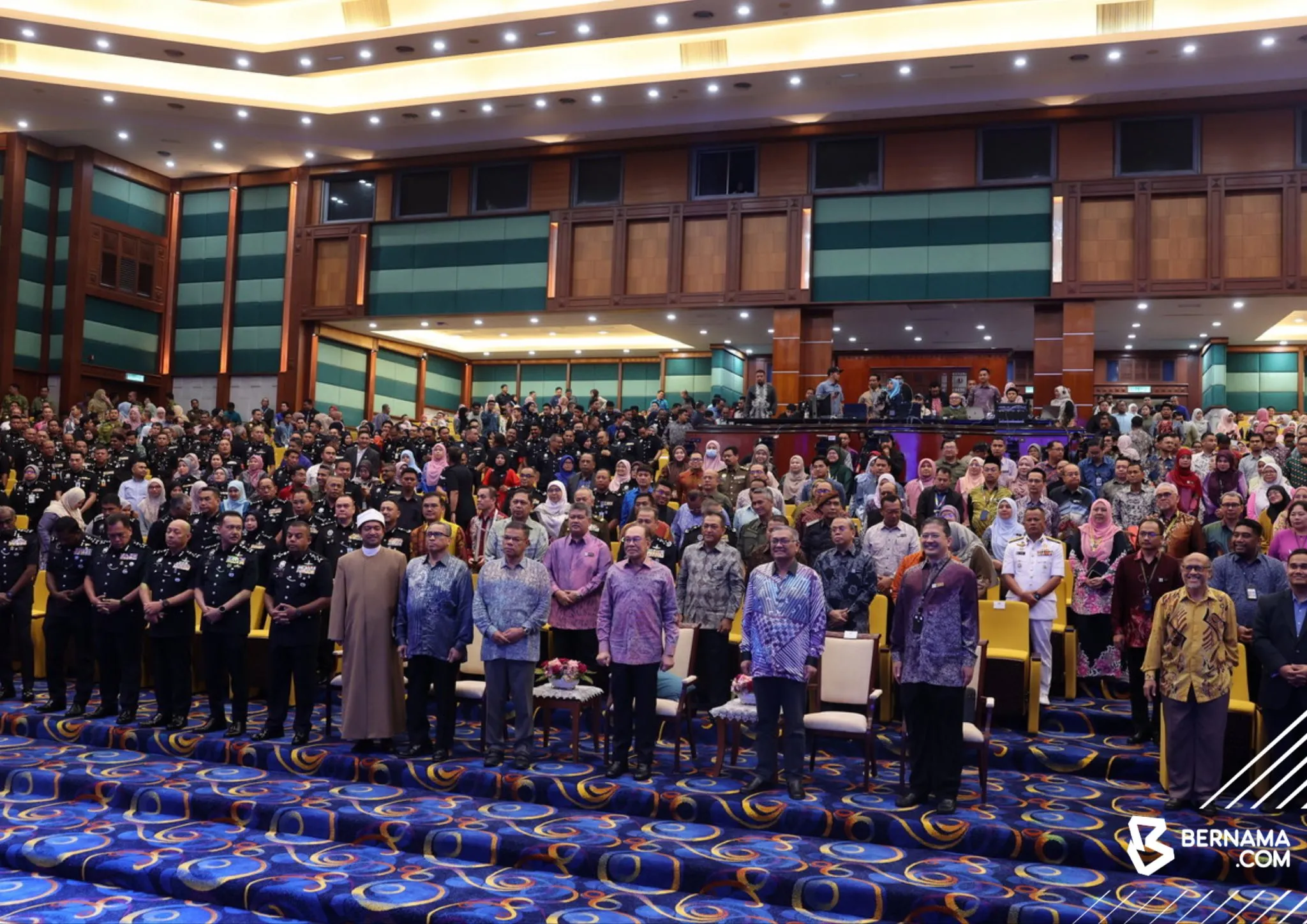 Kuarters tentera, polis uzur ditambah baik - Anwar