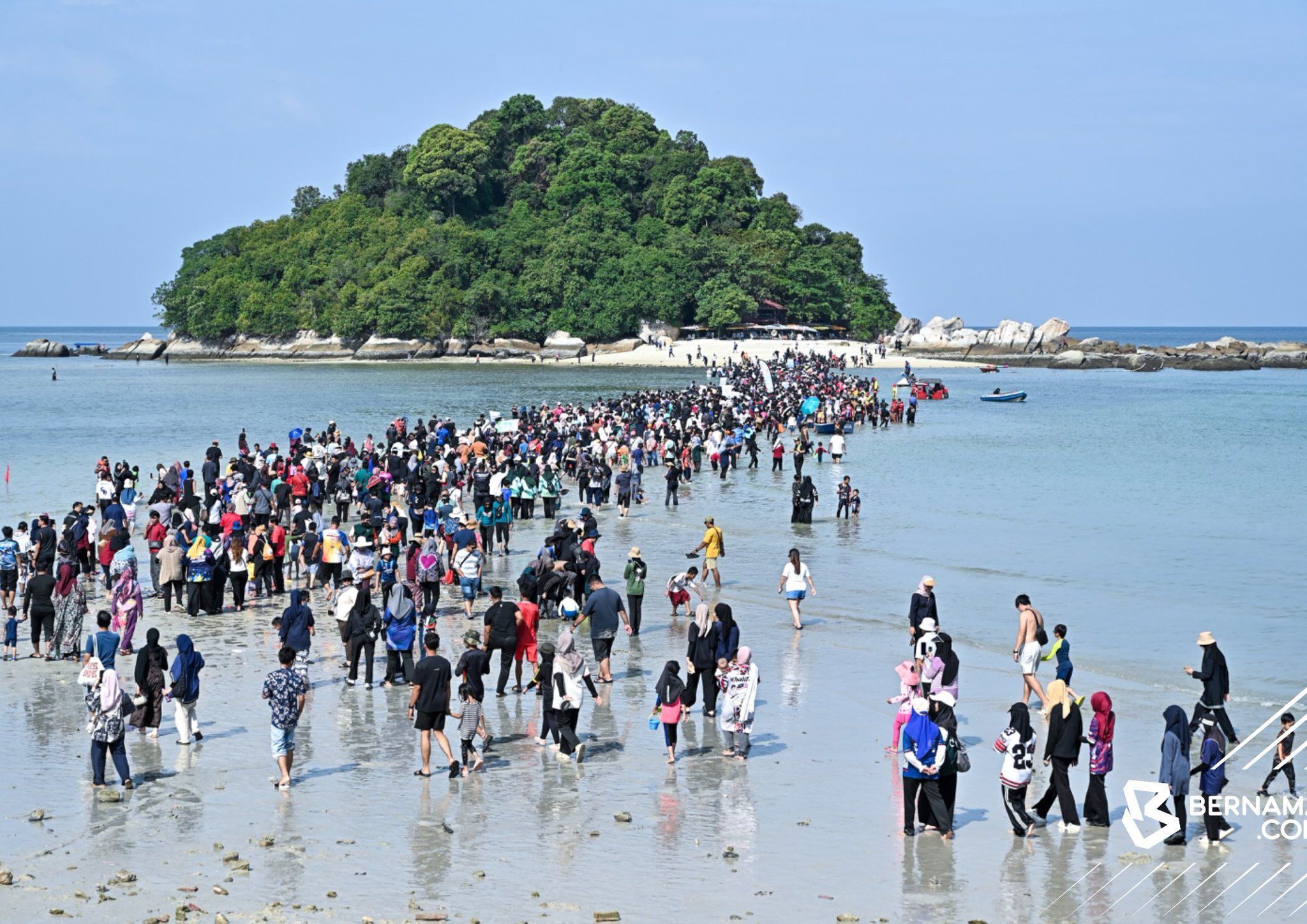 Laut terbelah tarik lebih 3,000 pengunjung ke Pantai Teluk Nipah