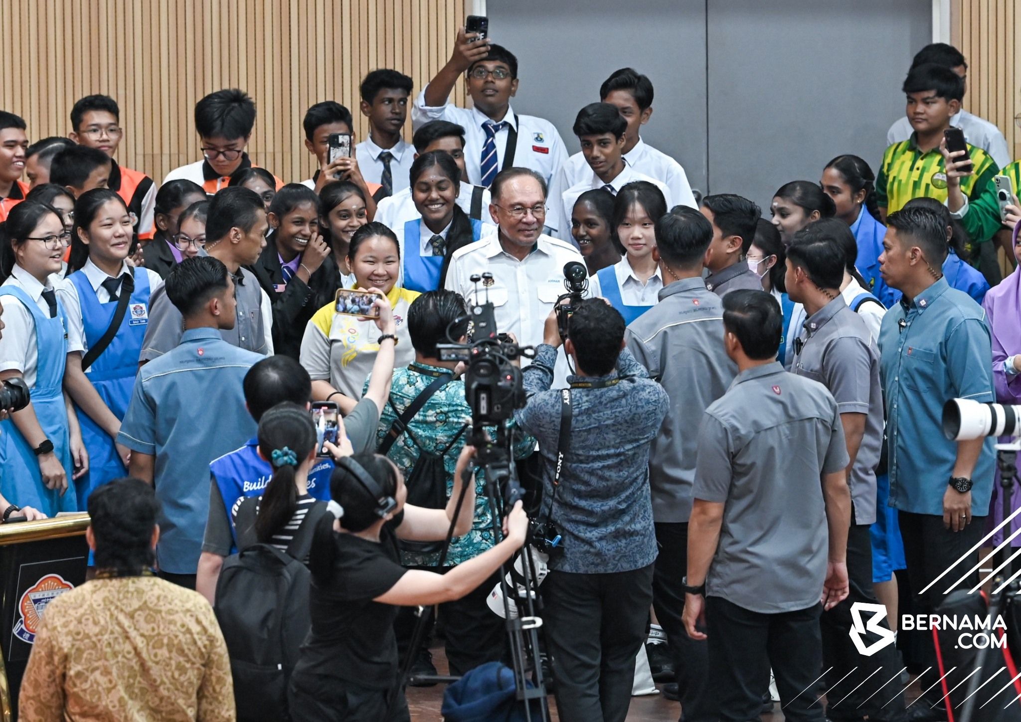 安华宣布额外拨款2000万予华中