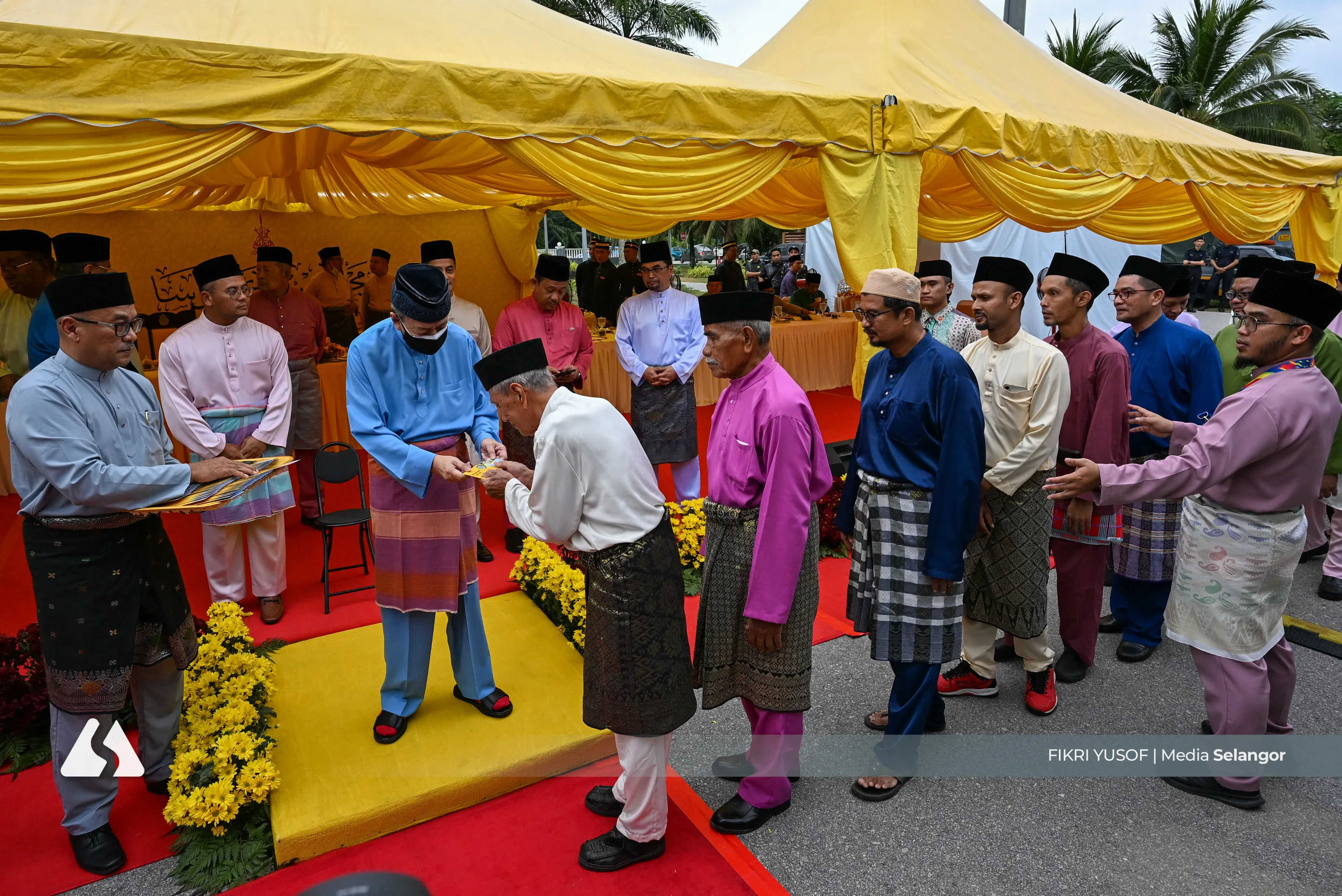 Sultan Sharafuddin breaks fast with Kuala Selangor residents