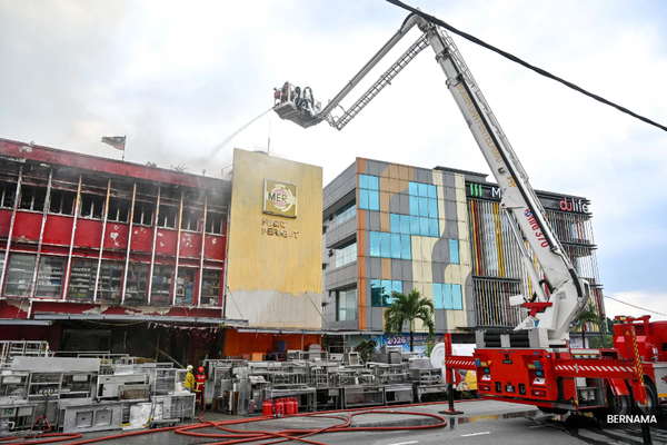SEA Park furniture factory razed, thick smoke blankets area