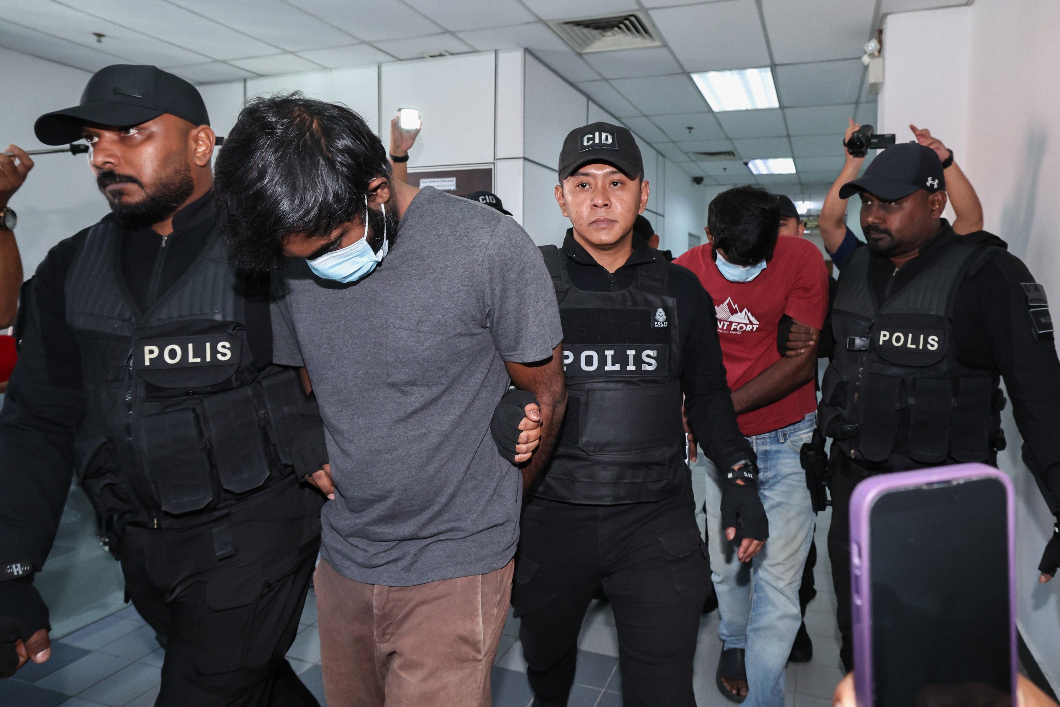 ஆறு மனித எலும்புக்கூடுகள் கண்டெடுக்கப்பட்ட வழக்கு: உடன் பிறந்த சகோதரர்கள் இருவர் மீது கொலைக் குற்றச்சாட்டு