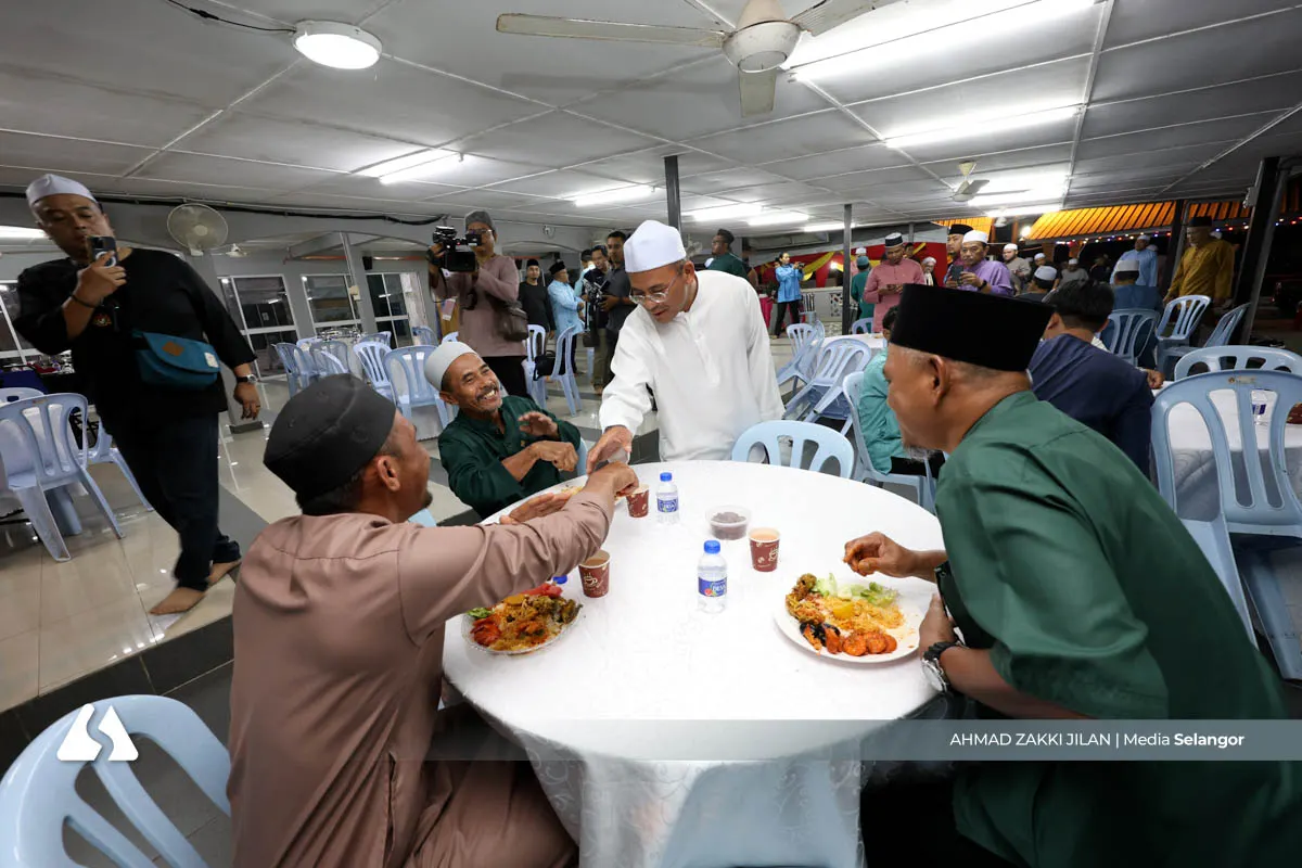 MB stops by Tg Sepat for sahur, presents RM28,500 to 45 mosques and surau