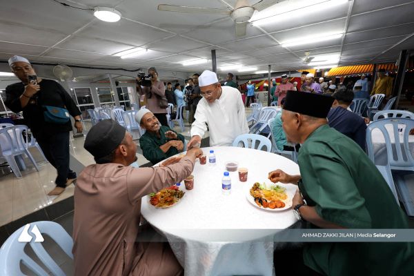 MB stops by Tg Sepat for sahur, presents RM28,500 to 45 mosques and surau