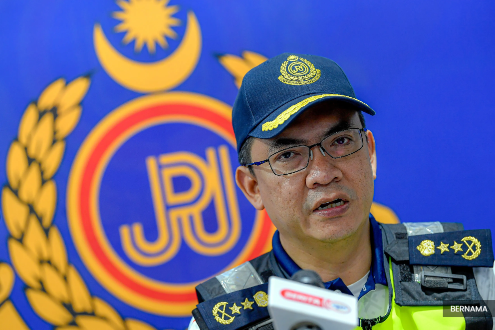 JPJ officer targeted with firecrackers in viral Rawang video