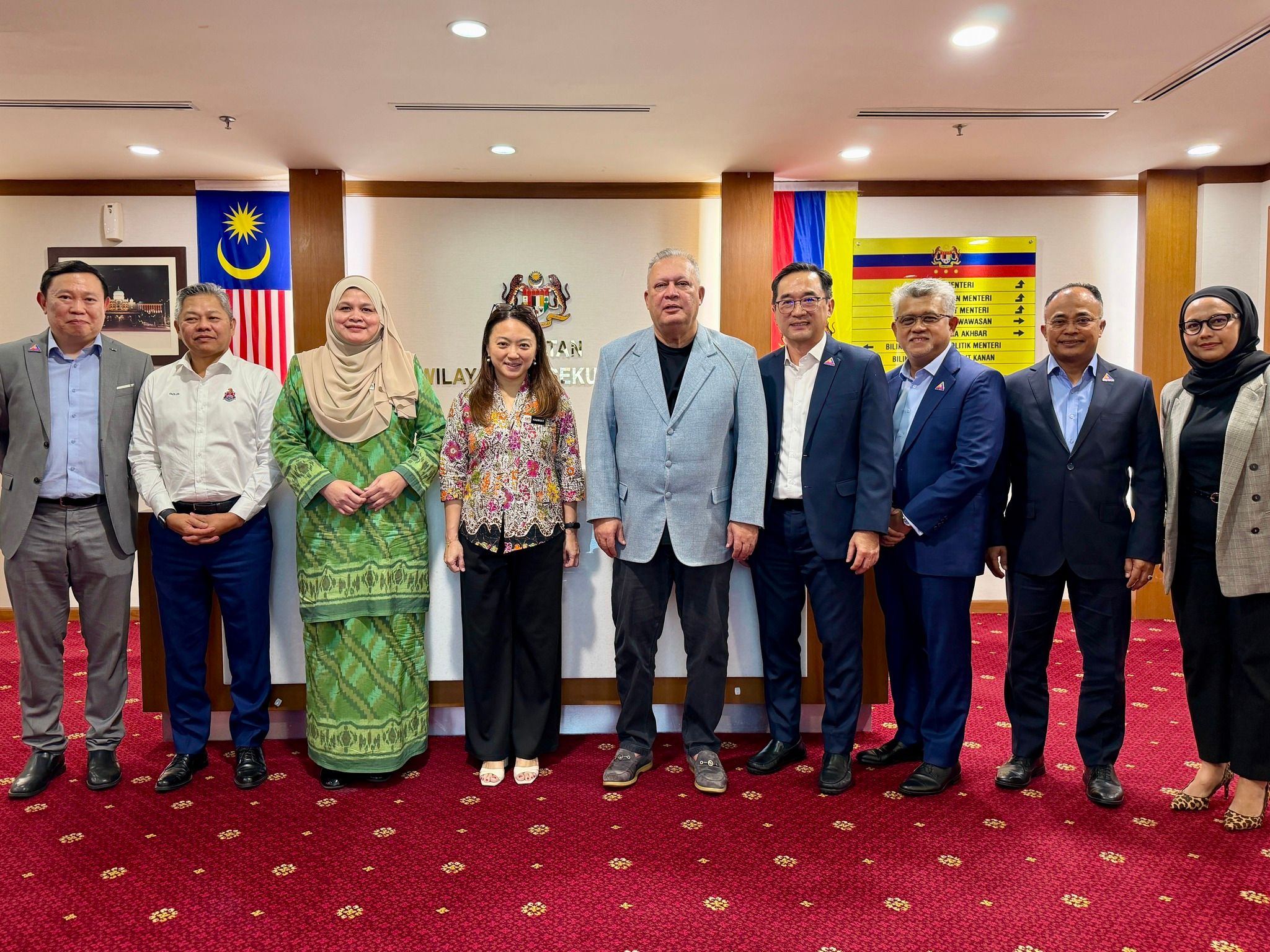 杨巧双会晤通讯委会  推进隆智慧城市议程 