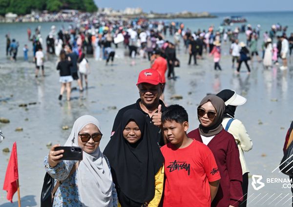 தெலுக் நிப்பா கடற்கரைக்கு 3,000-க்கும் மேற்பட்ட சுற்றுலாப் பயணிகள் வருகை