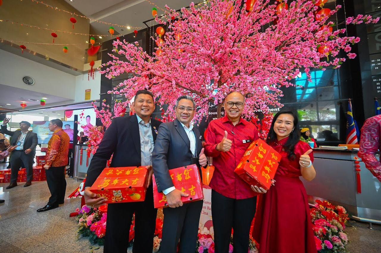 房地部布置新春装饰 倪可敏率团队贺早年