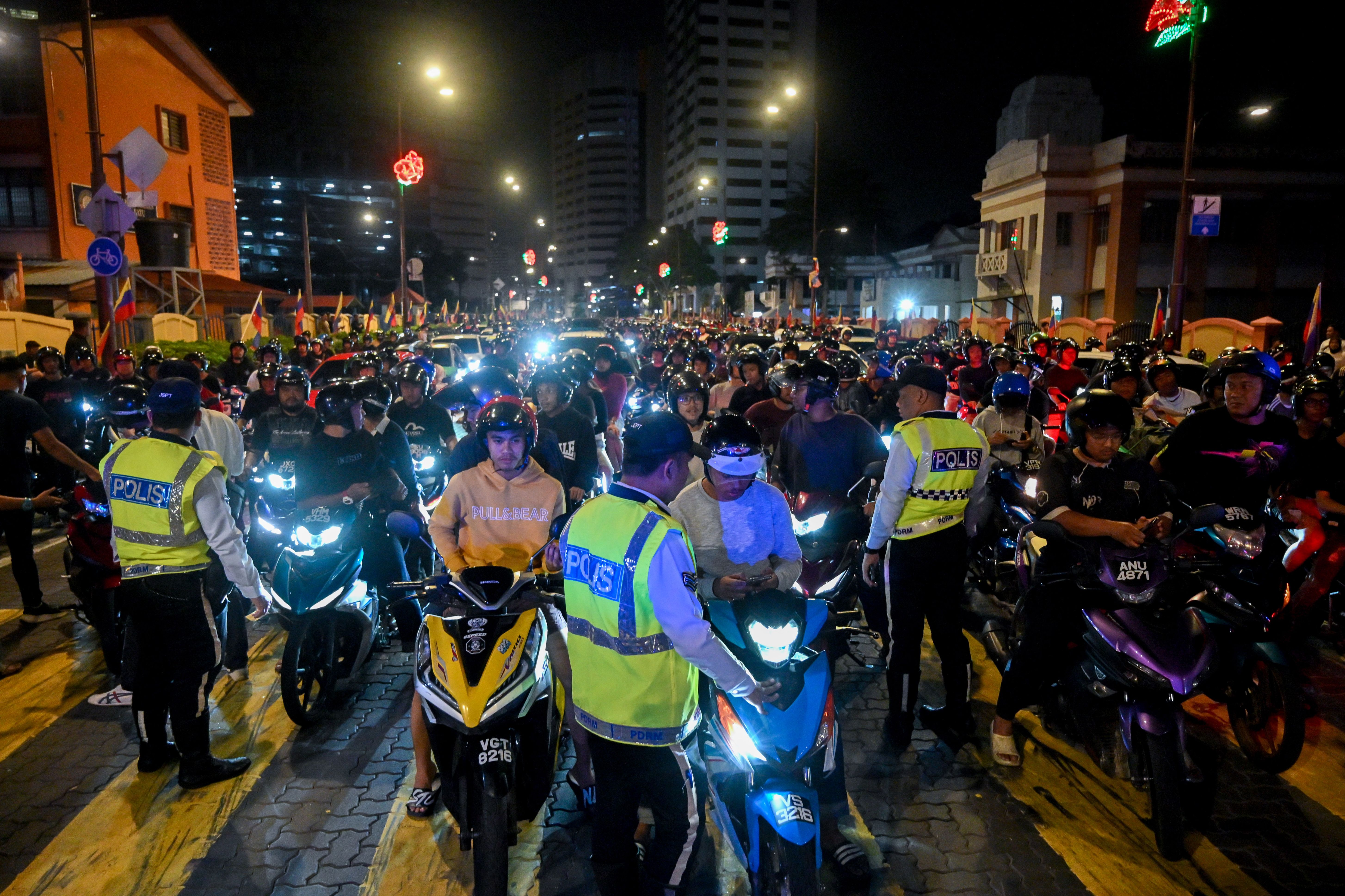 隆警方“安全行动25”开820罚单    扣查83辆交通工具