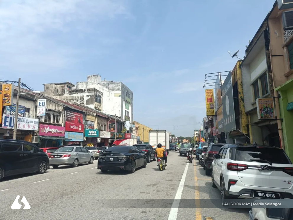 万挠大街落实限时停车2小时   冀改善双重停车与塞车问题