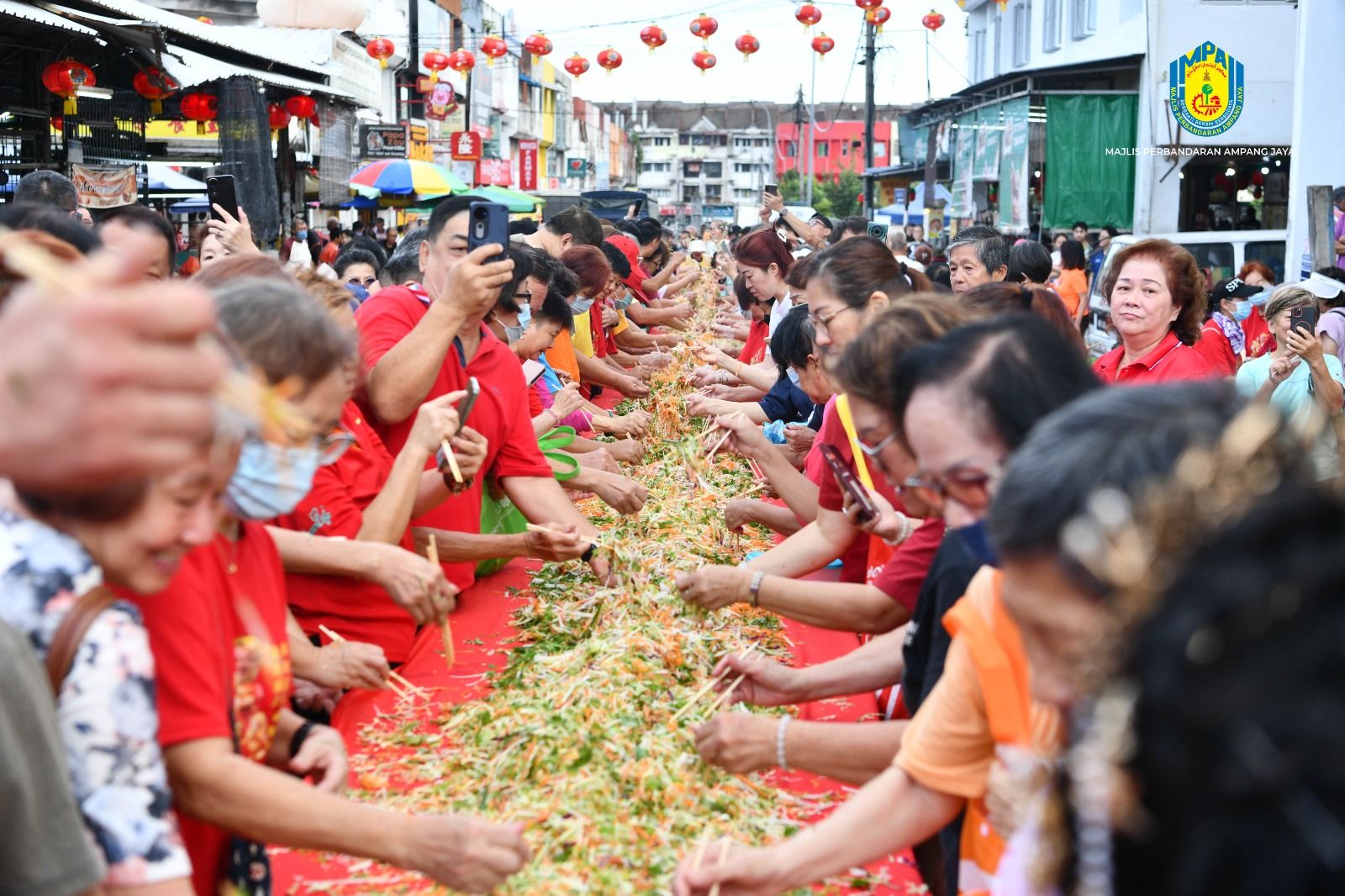 太子园巴刹千人齐捞生 带动新春热闹气氛