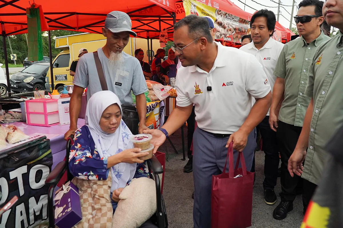 MB distributes bubur lambuk at Kuala Selangor Ramadan bazaar