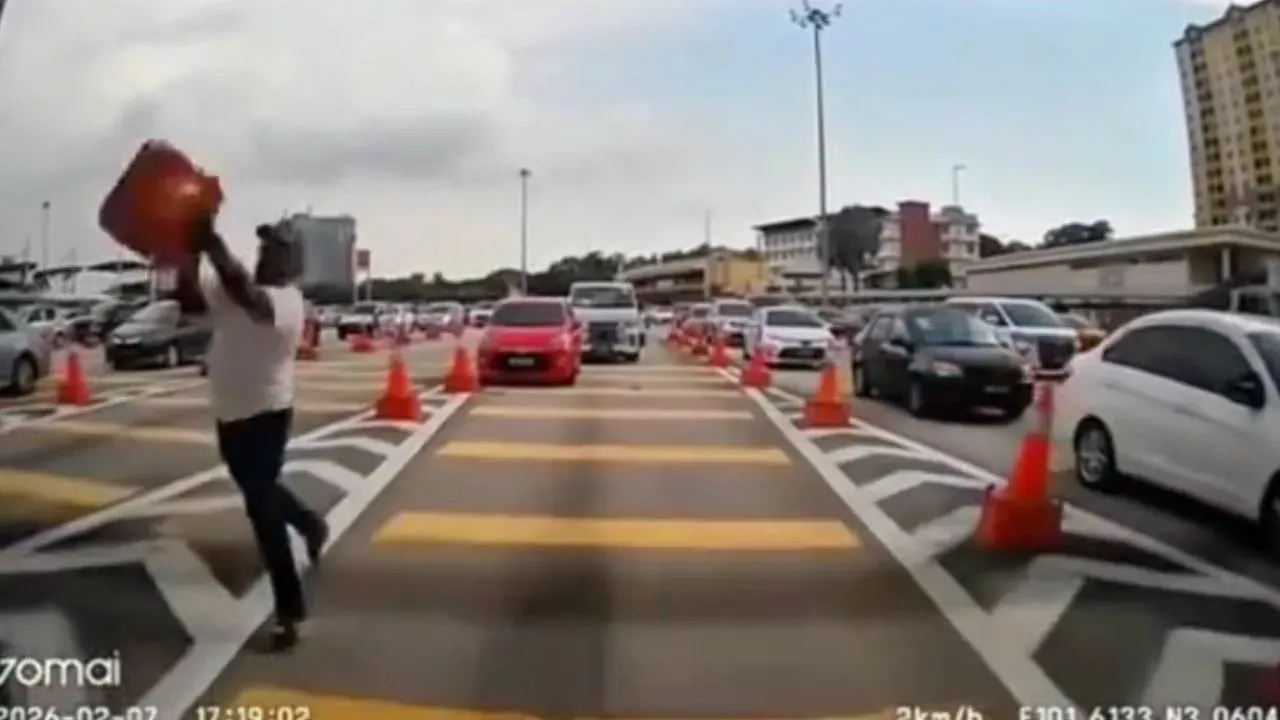 疑不满塞车乱丢交通锥  警方追查涉案男子