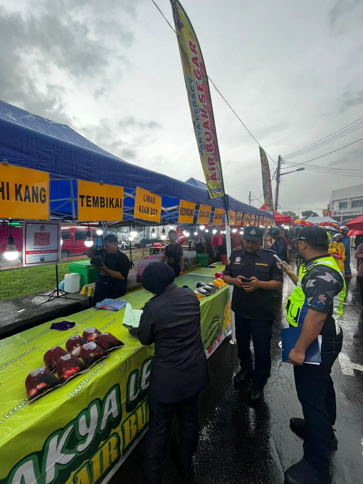 உரிமம் இன்றி வியாபாரம்: ரமலான் சந்தை வியாபாரிகளுக்கு அபராதம்