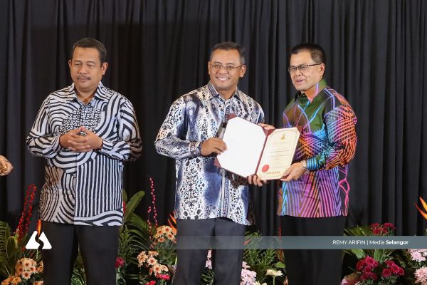 雪州124公务员获卓越服务奖 34退休公务员领杰出贡献奖