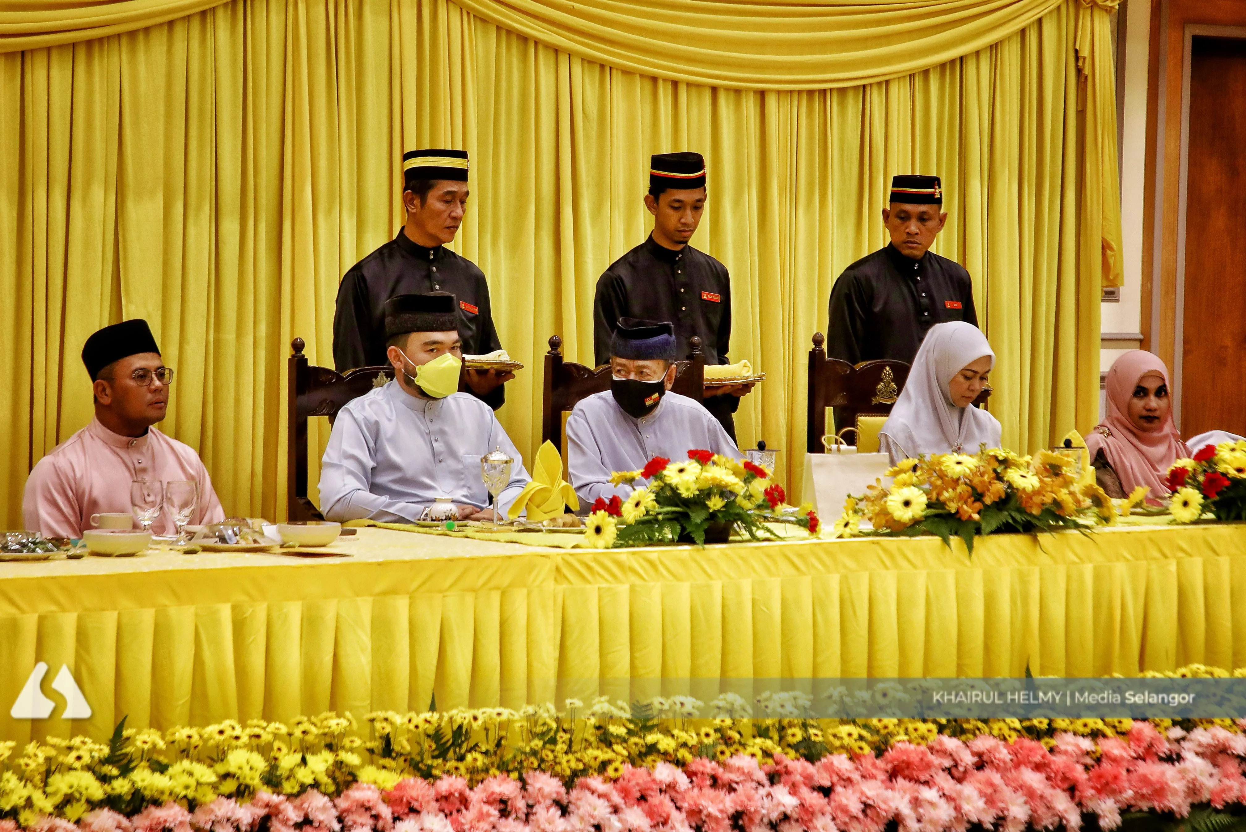 Sultan breaks fast with the people, presents Aidilfitri aid