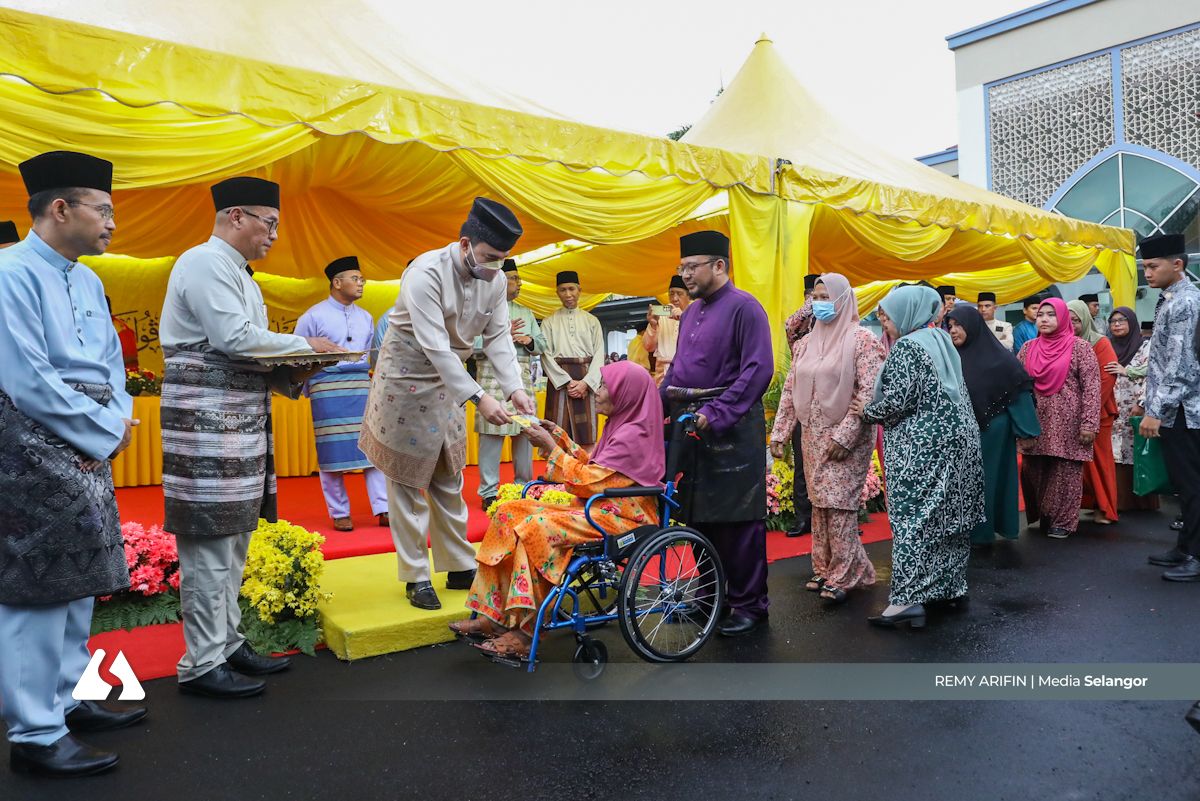 சுங்கை தெங்கியில் பொதுமக்களுடன் நோன்பு துறந்த சிலாங்கூர் பட்டத்து இளவரசர் தெங்கு அமீர் ஷா; 525 பேருக்கு ராயா அன்பளிப்பு