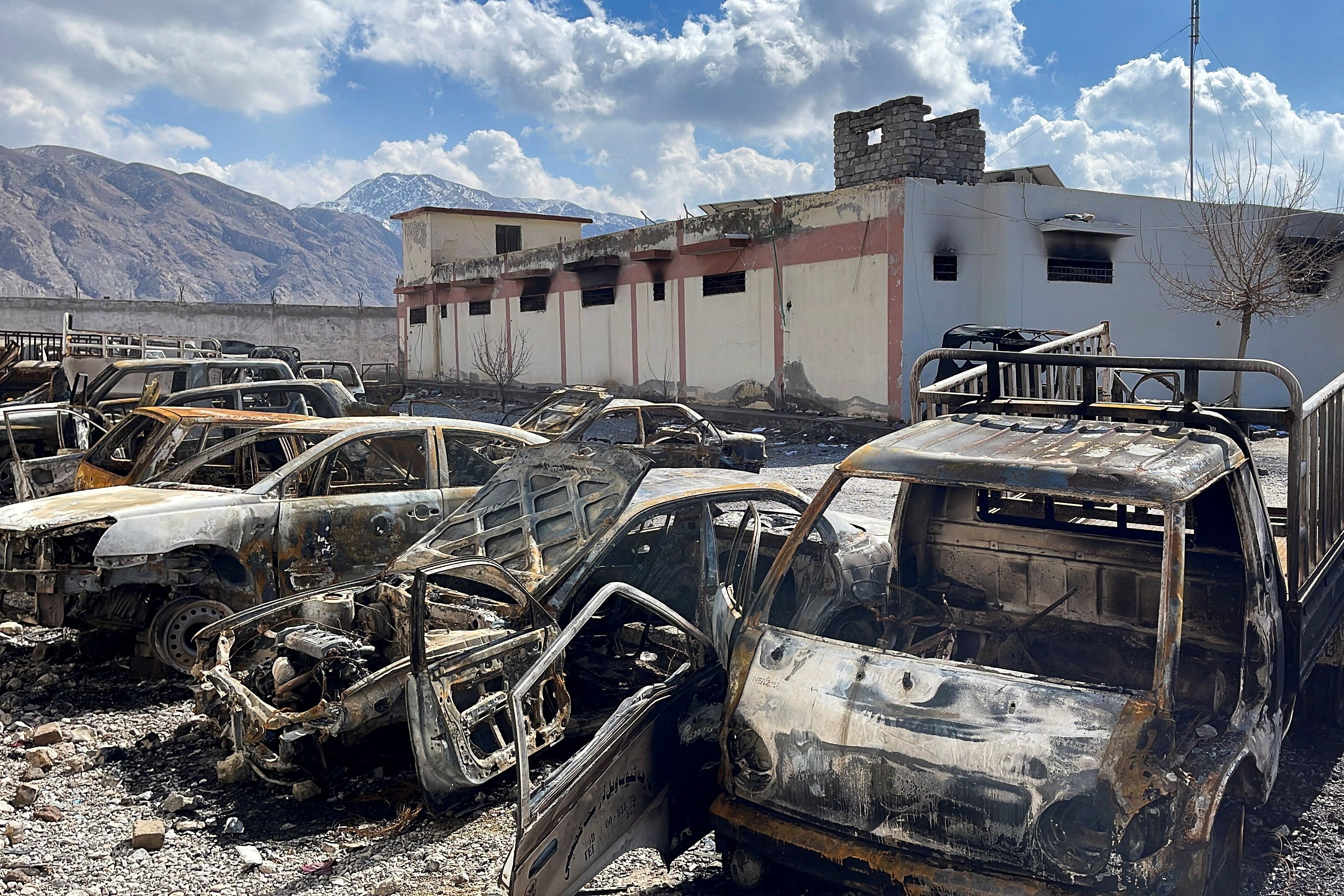 Pakistan sends helicopters, drones to end desert standoff, 58 dead