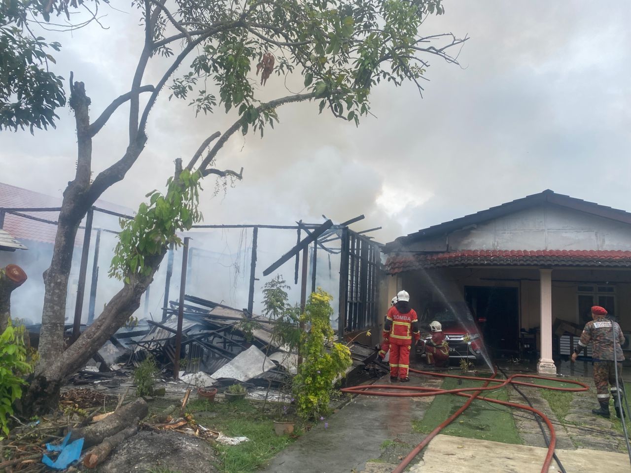 Dua rumah, dua kereta terbakar dalam kebakaran di Ampang