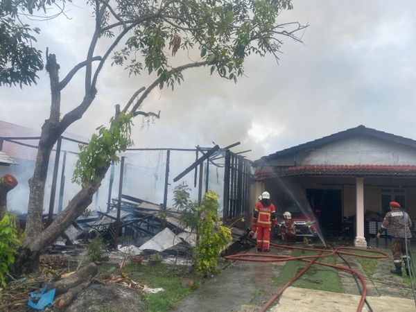Dua rumah, dua kereta terbakar dalam kebakaran di Ampang