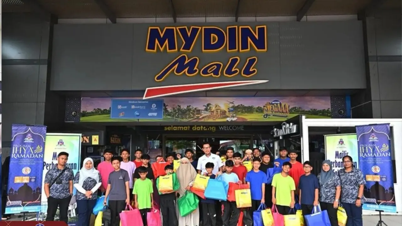 28 anak yatim gembira beli pakaian raya, terima duit raya RM100