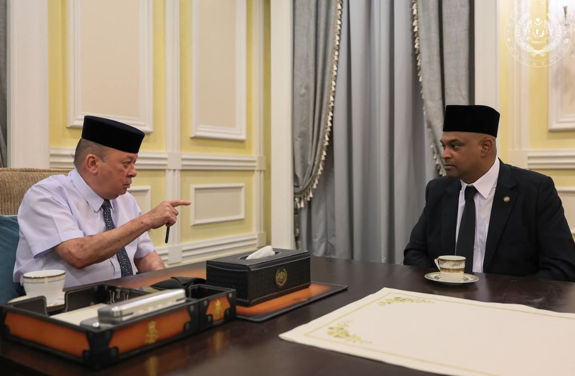 மாமன்னரிடம் மனிதவள அமைச்சின் வருங்காலத் திட்டங்கள் குறித்து விளக்கம் அளித்தார் ரமணன் ராமகிருஷ்ணன்