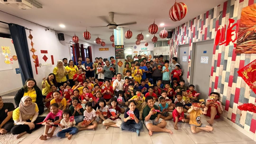 游佳豪探访安邦日辉之家 送暖弱势儿童