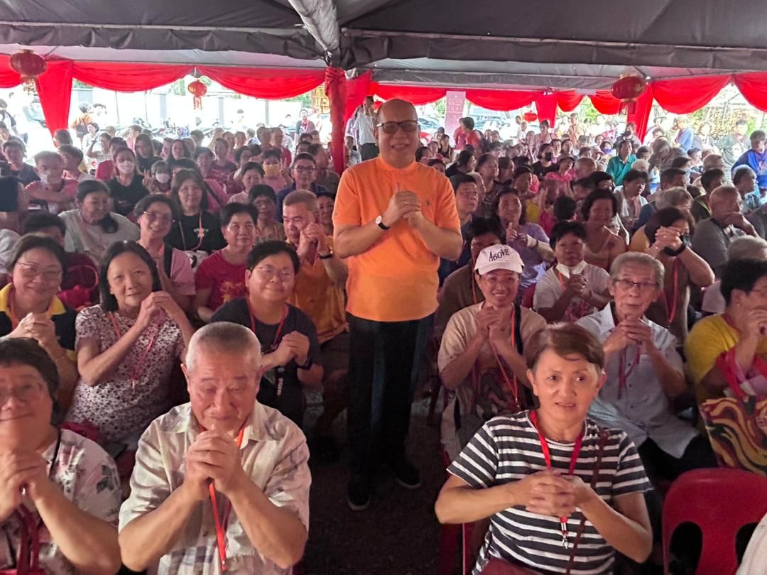 依兹汉送新春食物篮予500华裔居民   筹备3月开放门户庆双佳节