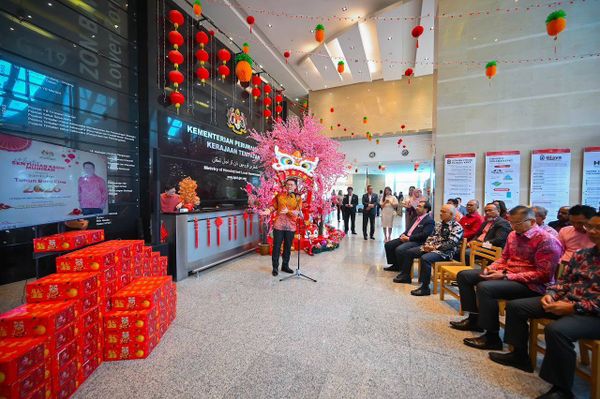 房地部布置新春装饰 倪可敏率团队贺早年