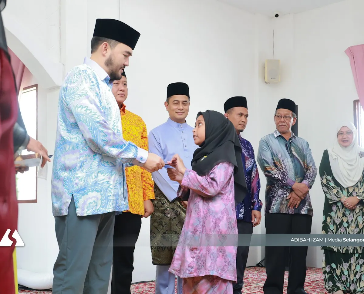Anak yatim ceria pertama kali bersua Raja Muda, terima sumbangan Aidilfitri