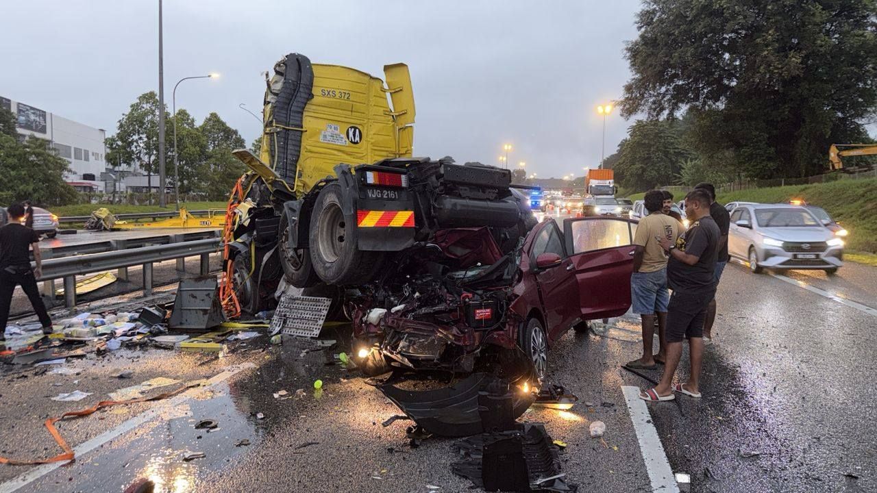 Wanita maut dalam nahas babit tiga kenderaan di Bukit Beruntung