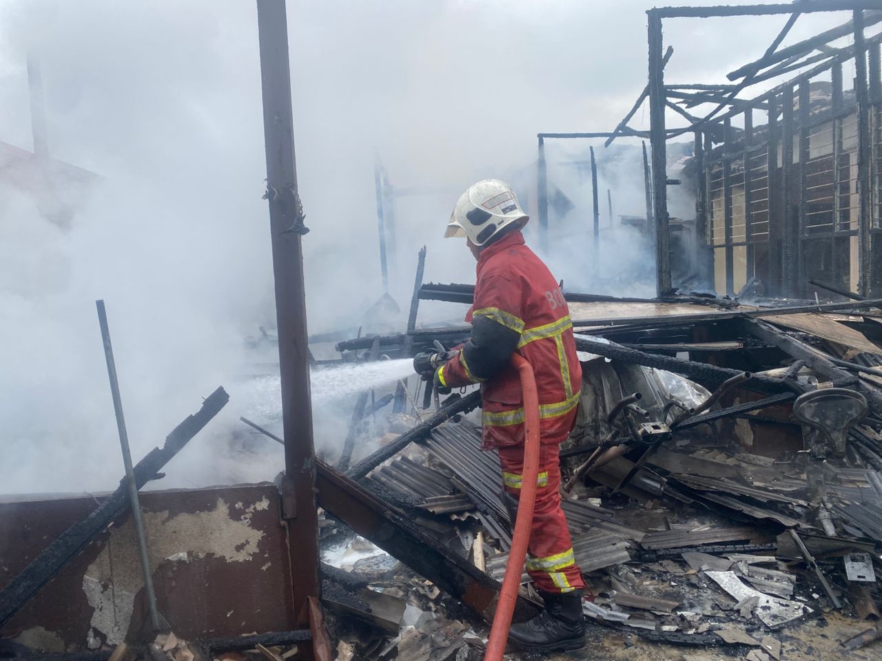 Dua rumah, dua kereta terbakar dalam kebakaran di Ampang