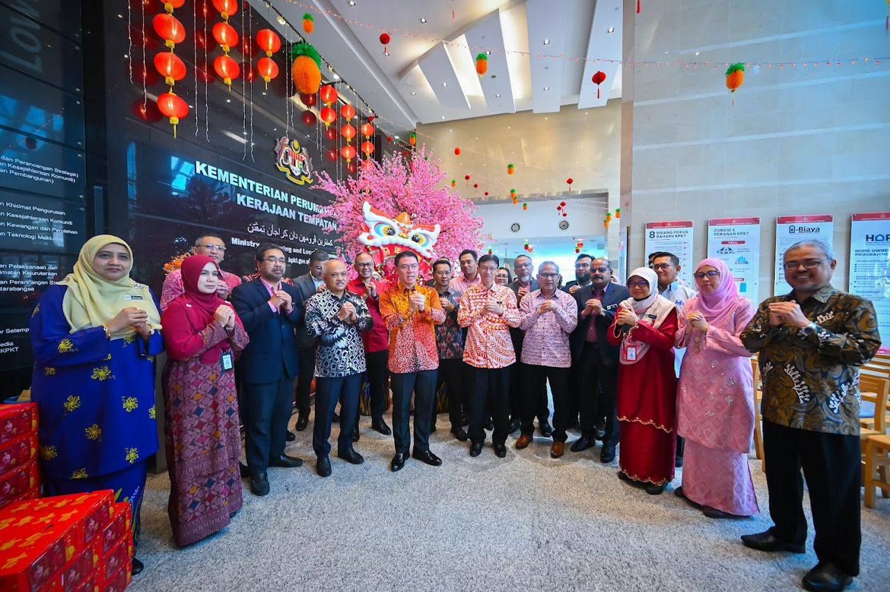 房地部布置新春装饰 倪可敏率团队贺早年