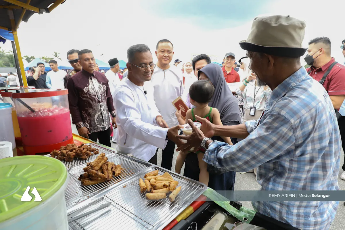 சிலாங்கூர் ரும்புன் நோன்புக் கஞ்சி விநியோகம்: மந்திரி புசார் டத்தோஶ்ரீ அமிருடின் ஷாரி பங்கேற்பு