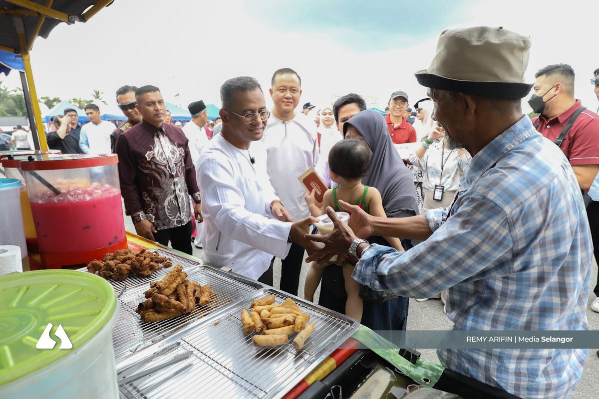 சிலாங்கூர் ரும்புன் நோன்புக் கஞ்சி விநியோகம்: மந்திரி புசார் டத்தோஶ்ரீ அமிருடின் ஷாரி பங்கேற்பு