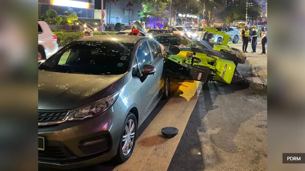 起重机翻覆碰撞2车 砸死孟加拉国工人