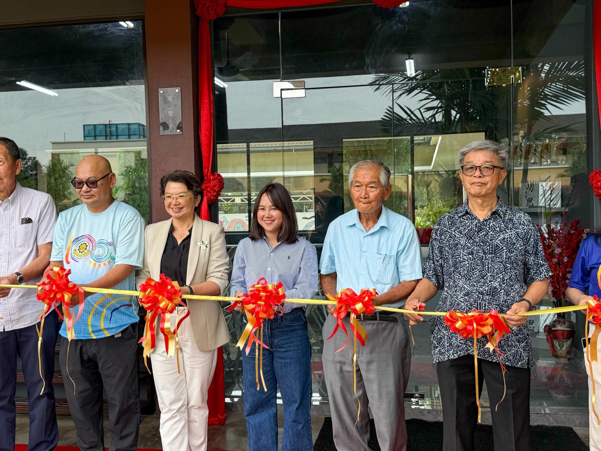 叻思华小图书馆视听室开幕 彭小桃拨1万作建设经费