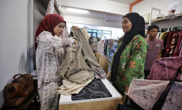 ஒவ்வொரு நோன்புப் பெருநாள் காலத்திலும், மக்கள் தங்களை அலங்கரித்துக் கொள்ள அழகான ஆடைகளைத் தேடிச் செல்வது வழக்கம்