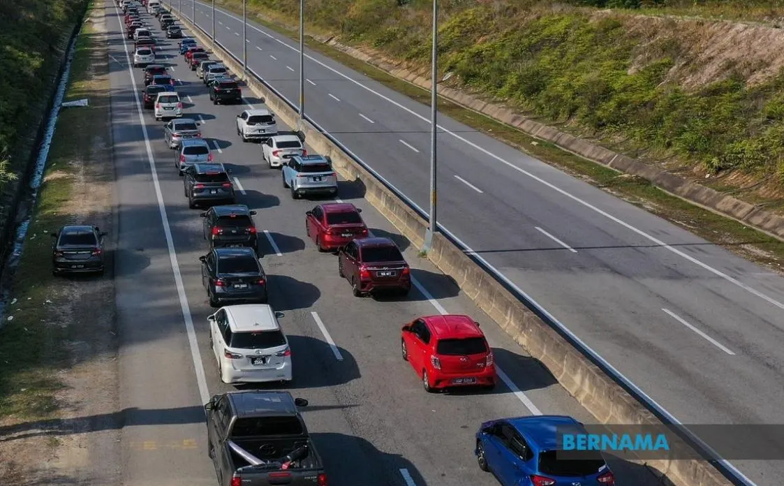 Aliran trafik  perlahan di Gua Musang, perantau sudah mula pulang 