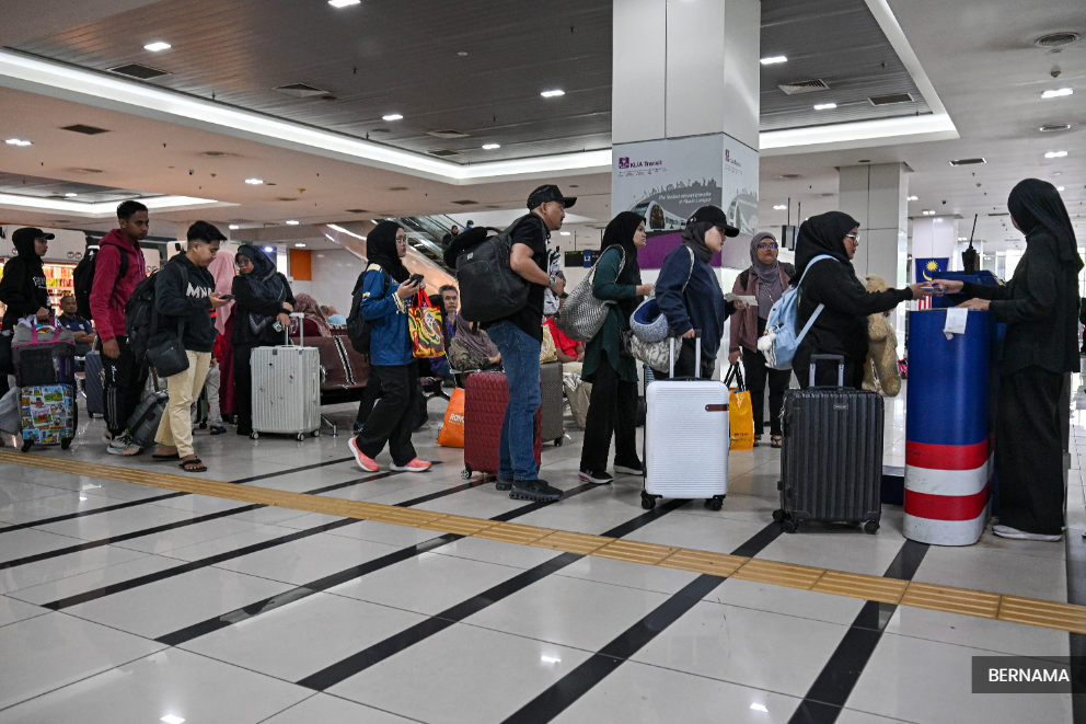 City folks pack bus terminals in 'balik kampung' rush