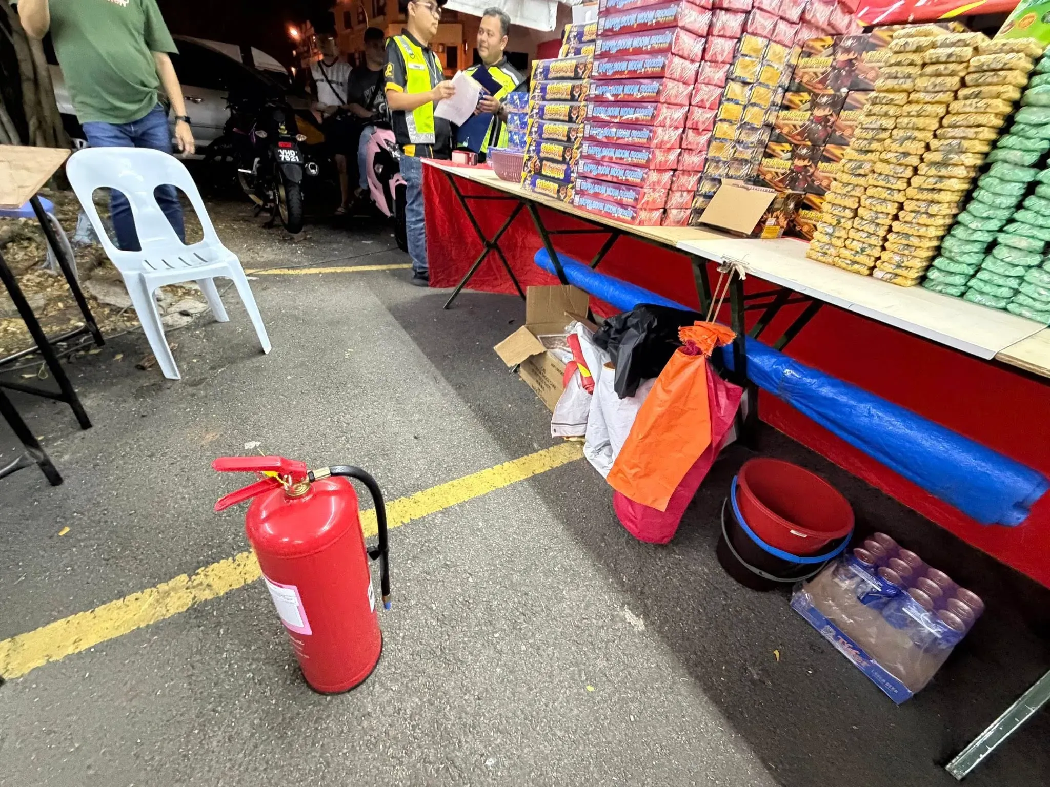 烟花摊安全不容忽视  地方政府加强执照与巡查
