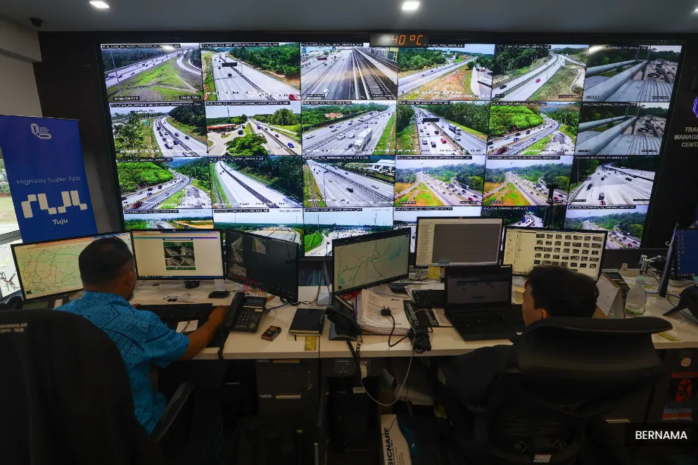 Pokok tumbang di NKVE, trafik sesak hingga tujuh kilometer
